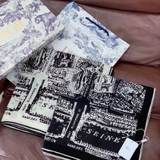 Dior ❤【️巴黎地图】140*140 双面同色丝绒方巾🉐️LAN DE 价🉐️ARIS 巴黎地图 这款方巾饰以本季经 Dior ❤【️巴黎地图】140*140 双面同色丝绒方巾🉐️LAN DE 价🉐️ARIS 巴黎地图 这款方巾饰以本季经