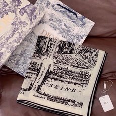 Dior ❤【️巴黎地图】140*140 双面同色丝绒方巾🉐️LAN DE 价🉐️ARIS 巴黎地图 这款方巾饰以本季经 Dior ❤【️巴黎地图】140*140 双面同色丝绒方巾🉐️LAN DE 价🉐️ARIS 巴黎地图 这款方巾饰以本季经