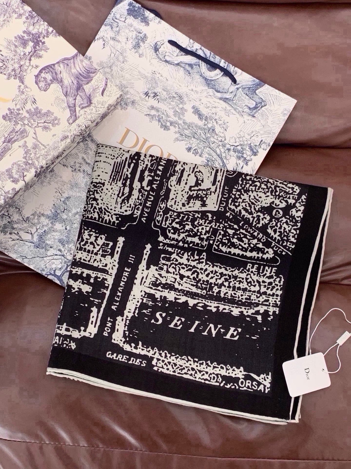 Dior ❤【️巴黎地图】140*140 双面同色丝绒方巾🉐️LAN DE 价🉐️ARIS 巴黎地图 这款方巾饰以本季经