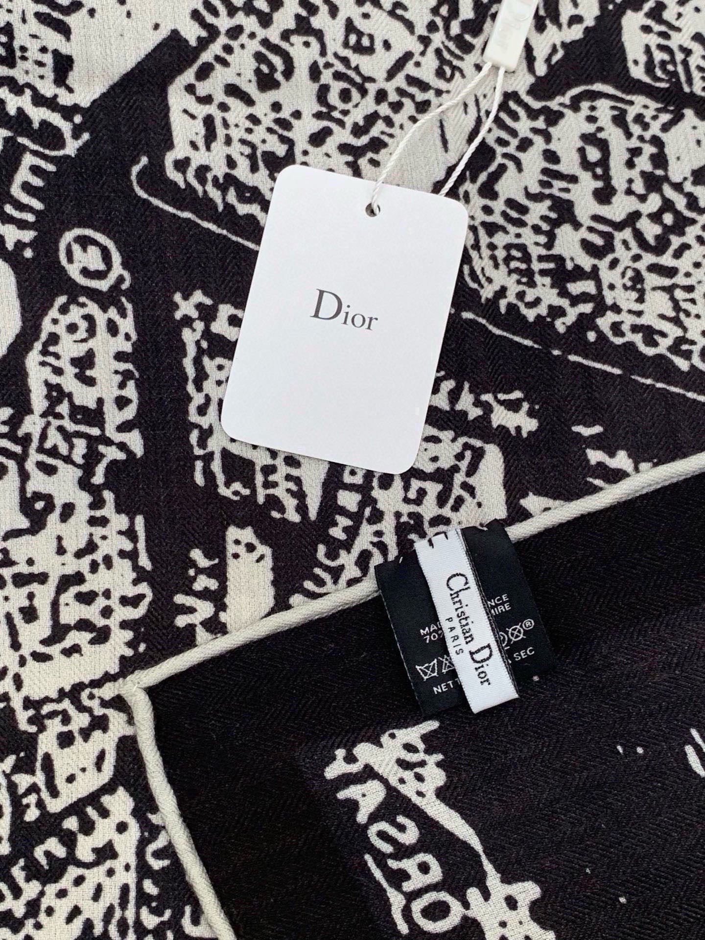 Dior ❤【️巴黎地图】140*140 双面同色丝绒方巾🉐️LAN DE 价🉐️ARIS 巴黎地图 这款方巾饰以本季经