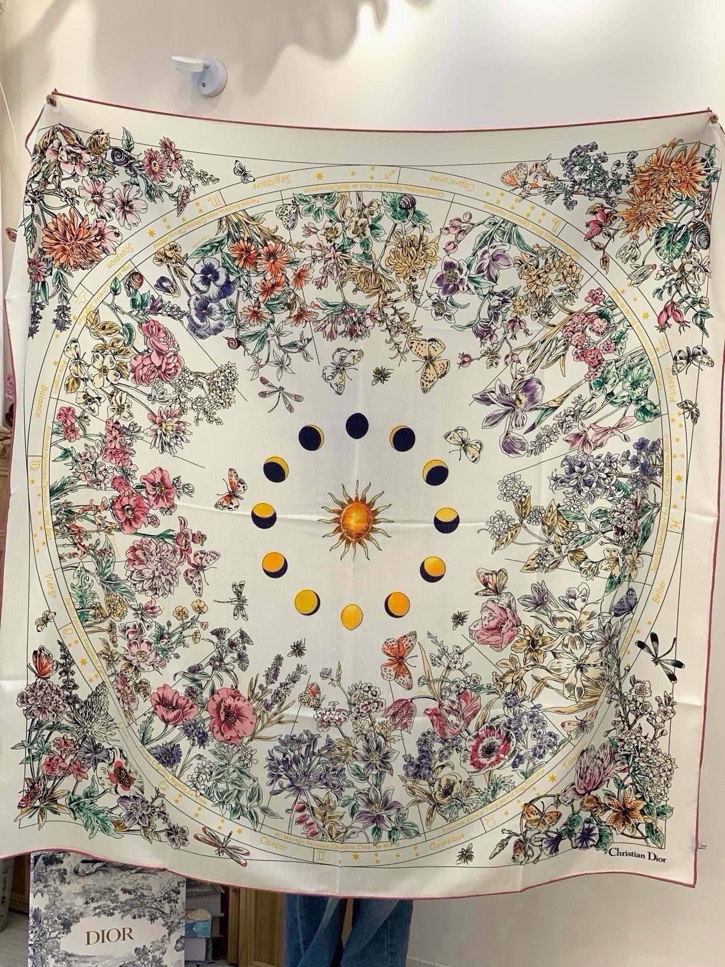 Dior 双面同色丝绒印花方巾 140丝绒面料多色 Dior Astral Flowers 这款方巾饰以 Dior As