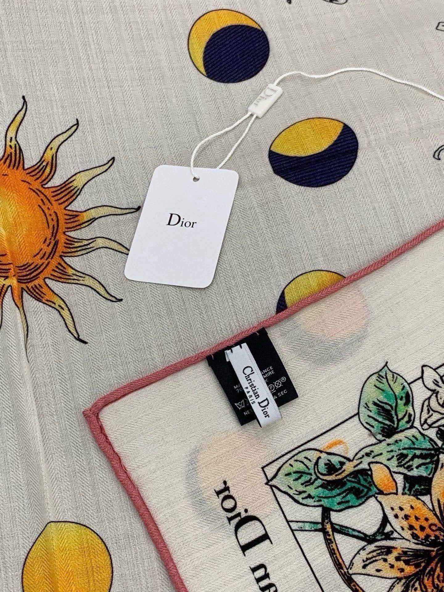 Dior 双面同色丝绒印花方巾 140丝绒面料多色 Dior Astral Flowers 这款方巾饰以 Dior As