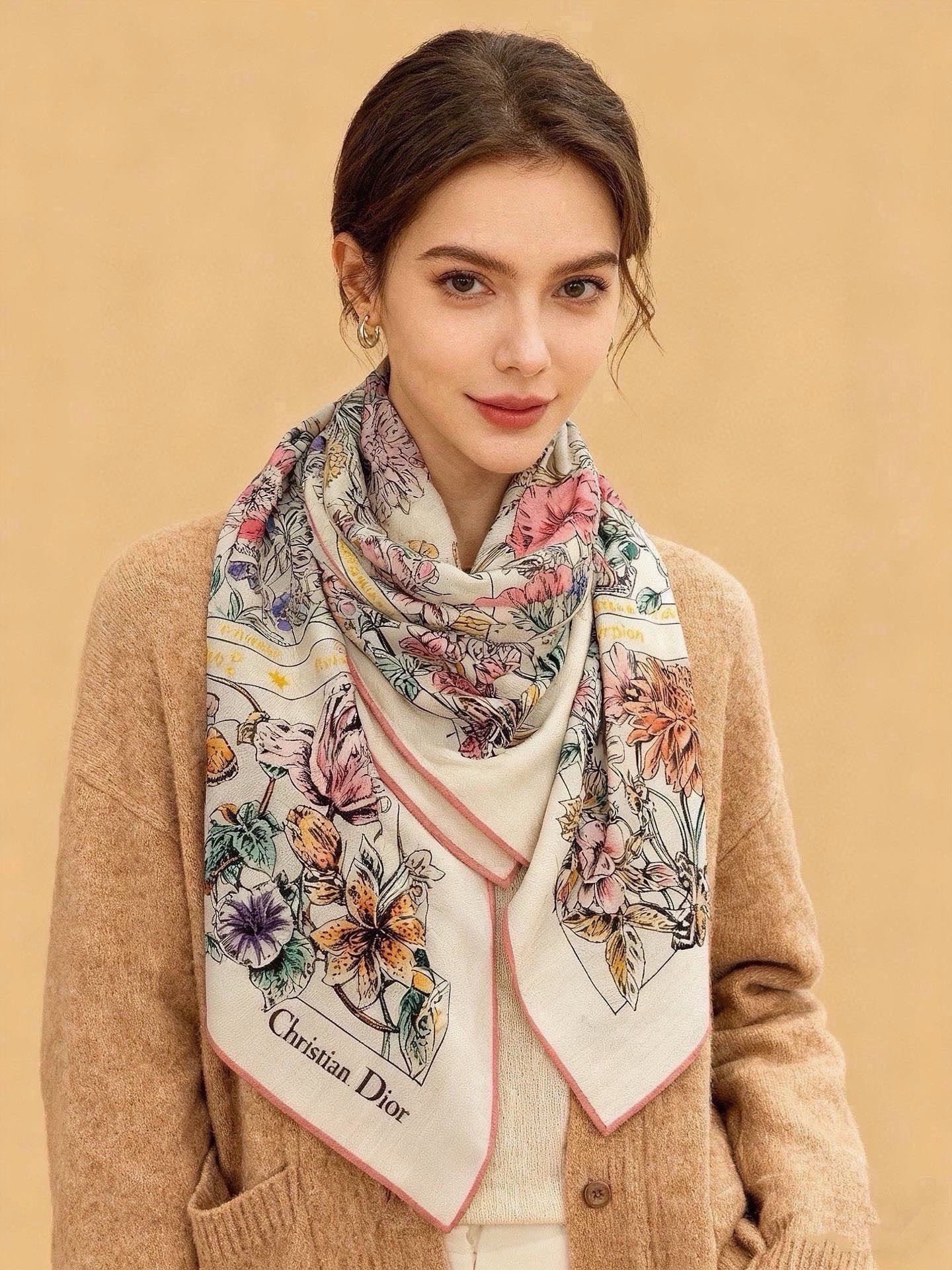 Dior 双面同色丝绒印花方巾 140丝绒面料多色 Dior Astral Flowers 这款方巾饰以 Dior As