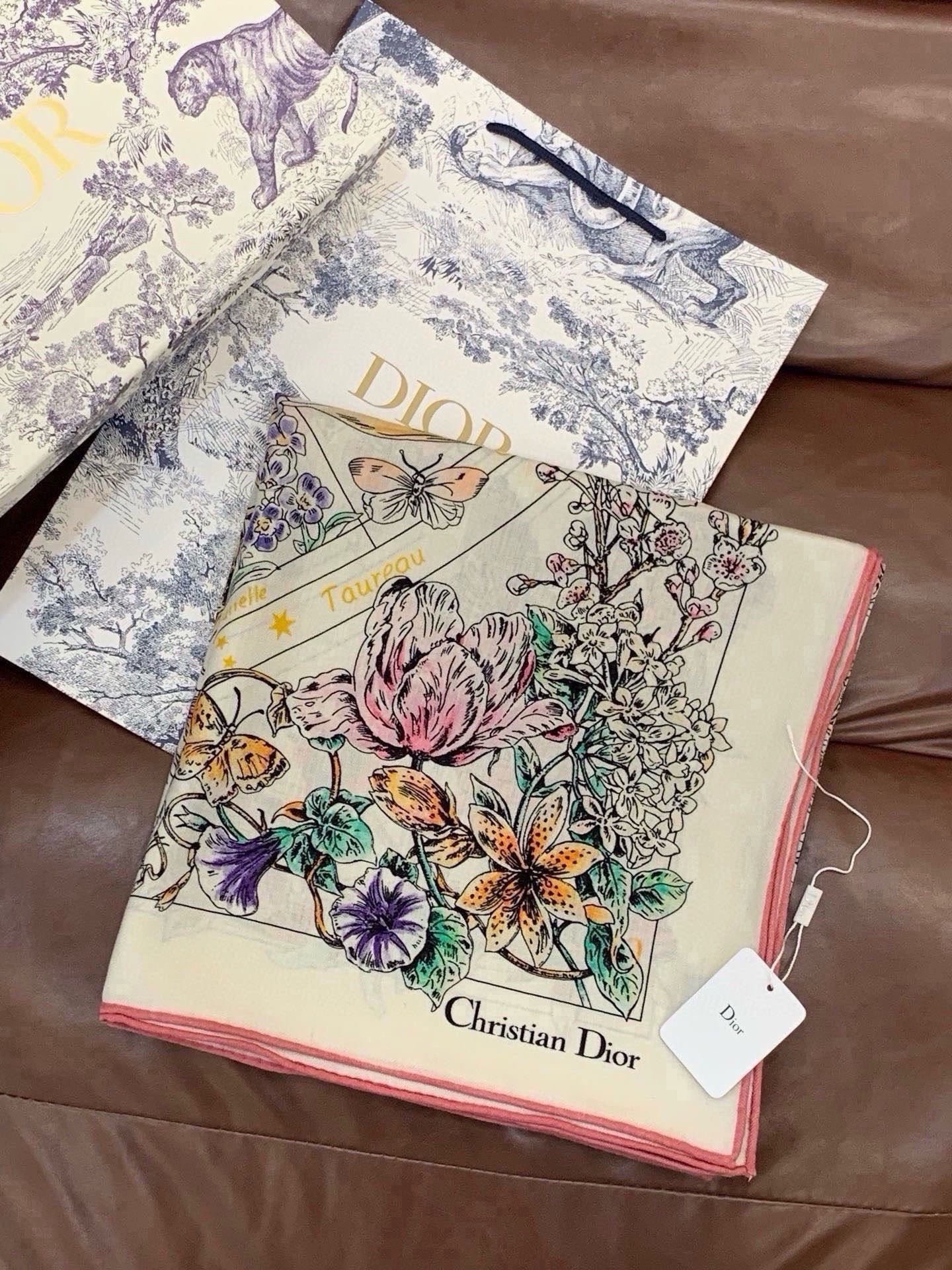 Dior 双面同色丝绒印花方巾 140丝绒面料多色 Dior Astral Flowers 这款方巾饰以 Dior As