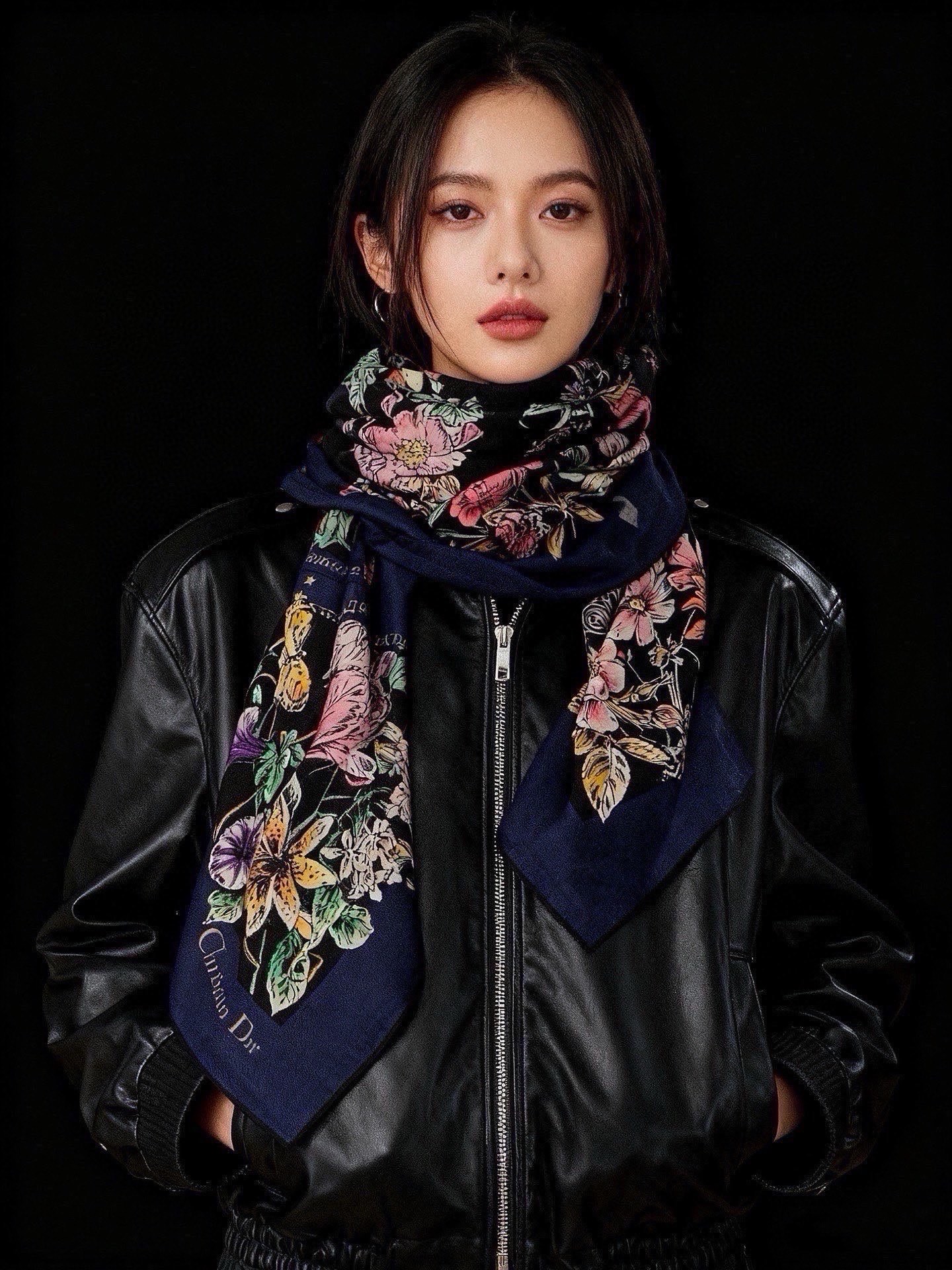 Dior 双面同色丝绒印花方巾 140丝绒面料多色 Dior Astral Flowers 这款方巾饰以 Dior As