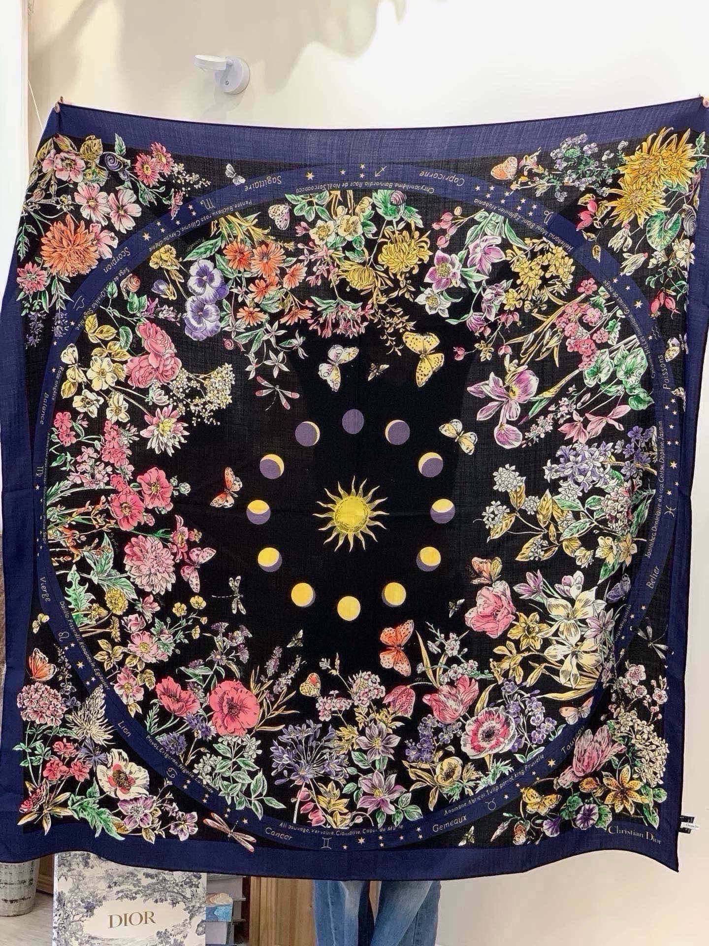 Dior 双面同色丝绒印花方巾 140丝绒面料多色 Dior Astral Flowers 这款方巾饰以 Dior As