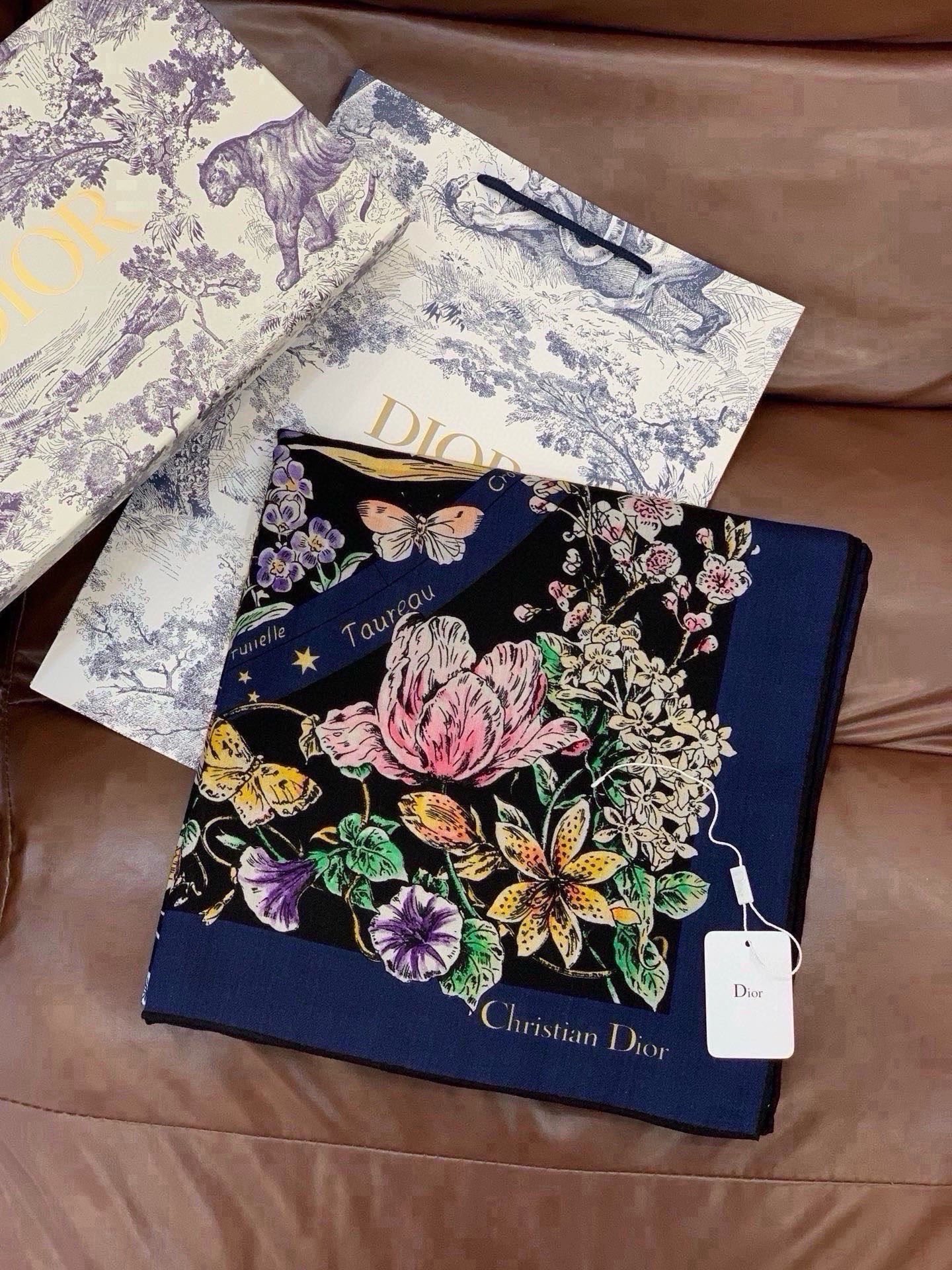 Dior 双面同色丝绒印花方巾 140丝绒面料多色 Dior Astral Flowers 这款方巾饰以 Dior As