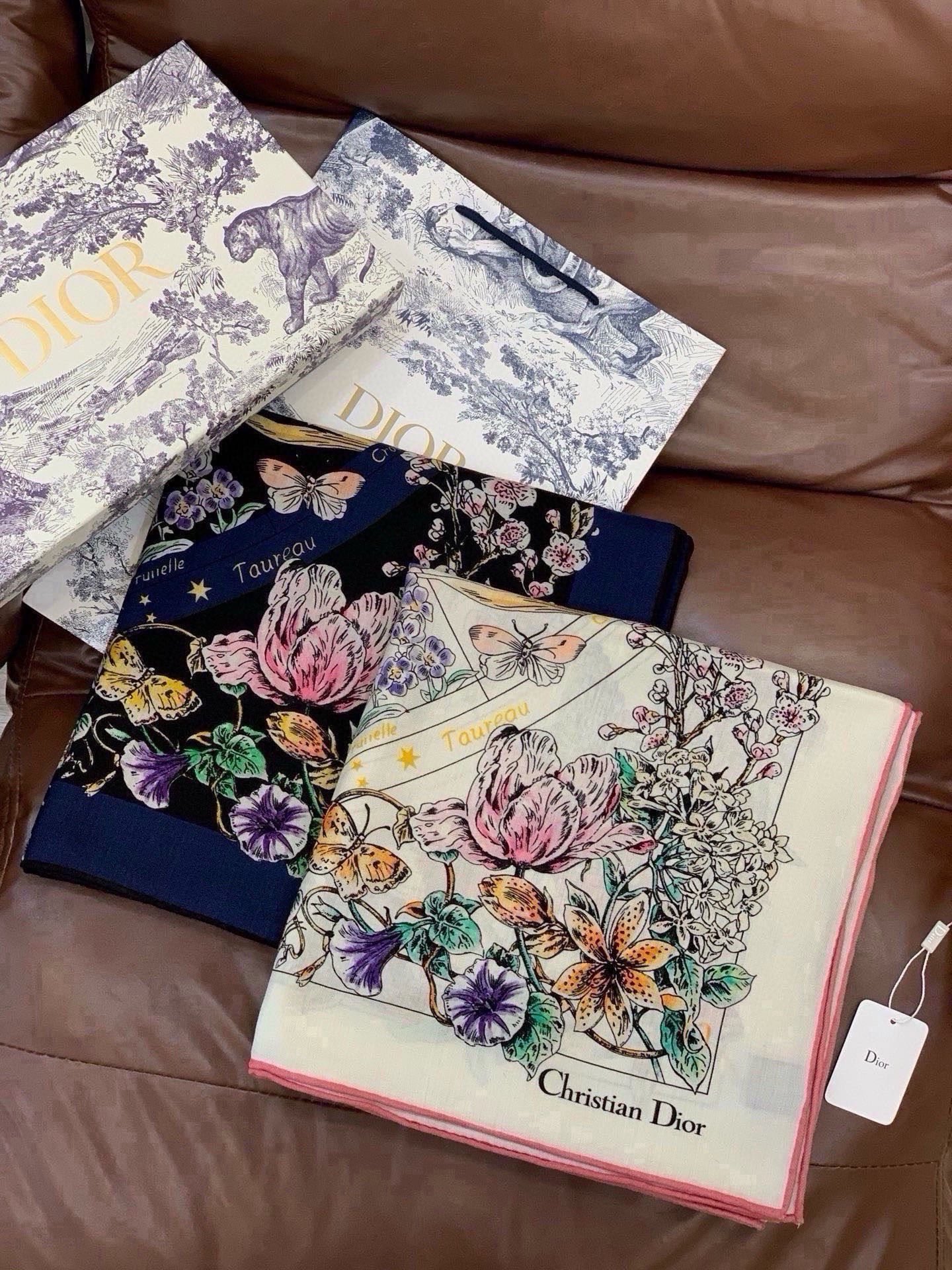 Dior 双面同色丝绒印花方巾 140丝绒面料多色 Dior Astral Flowers 这款方巾饰以 Dior As
