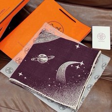 HERMES爱马仕新款|月光飞马Clair de Lune羊绒和真丝披肩,手工卷边(70%羊绒,30%真丝)。140×1 HERMES爱马仕新款|月光飞马Clair de Lune羊绒和真丝披肩,手工卷边(70%羊绒,30%真丝)。140×1