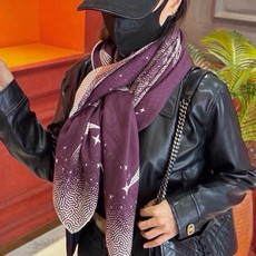 HERMES爱马仕新款|月光飞马Clair de Lune羊绒和真丝披肩,手工卷边(70%羊绒,30%真丝)。140×1 HERMES爱马仕新款|月光飞马Clair de Lune羊绒和真丝披肩,手工卷边(70%羊绒,30%真丝)。140×1