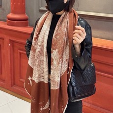 HERMES爱马仕新款|月光飞马Clair de Lune羊绒和真丝披肩,手工卷边(70%羊绒,30%真丝)。140×1 HERMES爱马仕新款|月光飞马Clair de Lune羊绒和真丝披肩,手工卷边(70%羊绒,30%真丝)。140×1