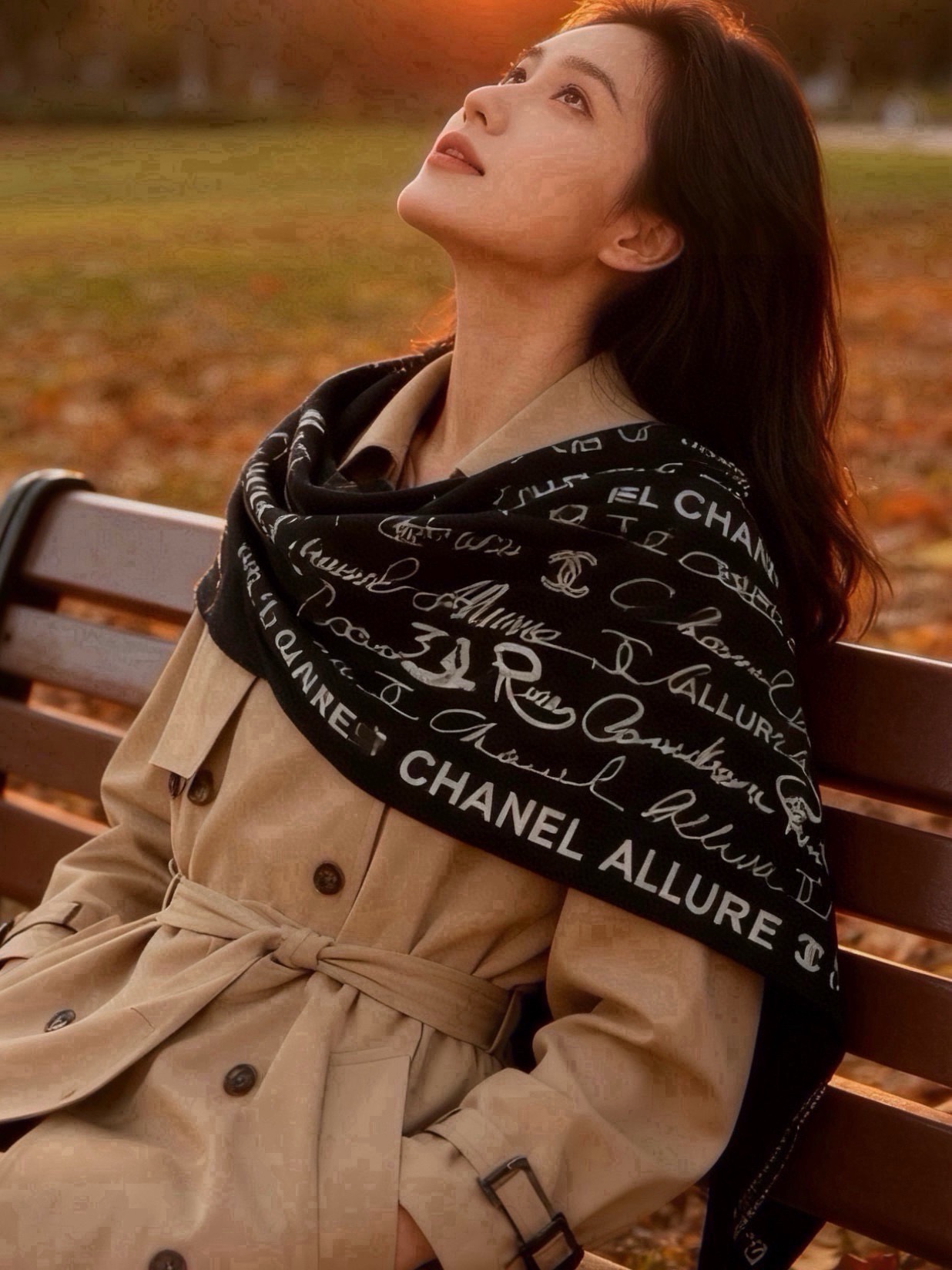 Chanel-丝绒双面方巾 【140双面同色】 出道即巅峰🐂火爆到一条难求🖤 高级感十足的字母CC，和一切经典元素争锋的