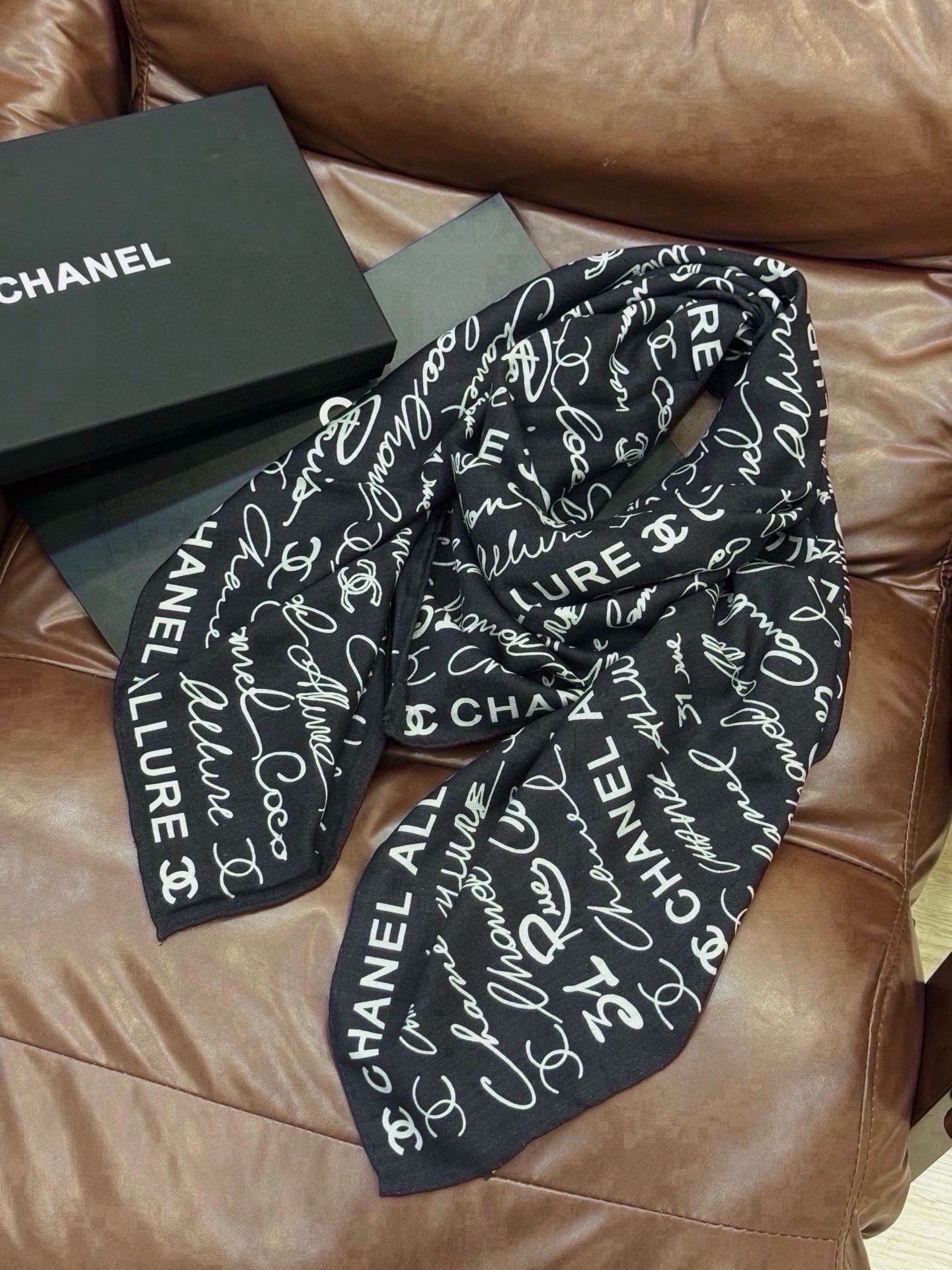 Chanel-丝绒双面方巾 【140双面同色】 出道即巅峰🐂火爆到一条难求🖤 高级感十足的字母CC，和一切经典元素争锋的