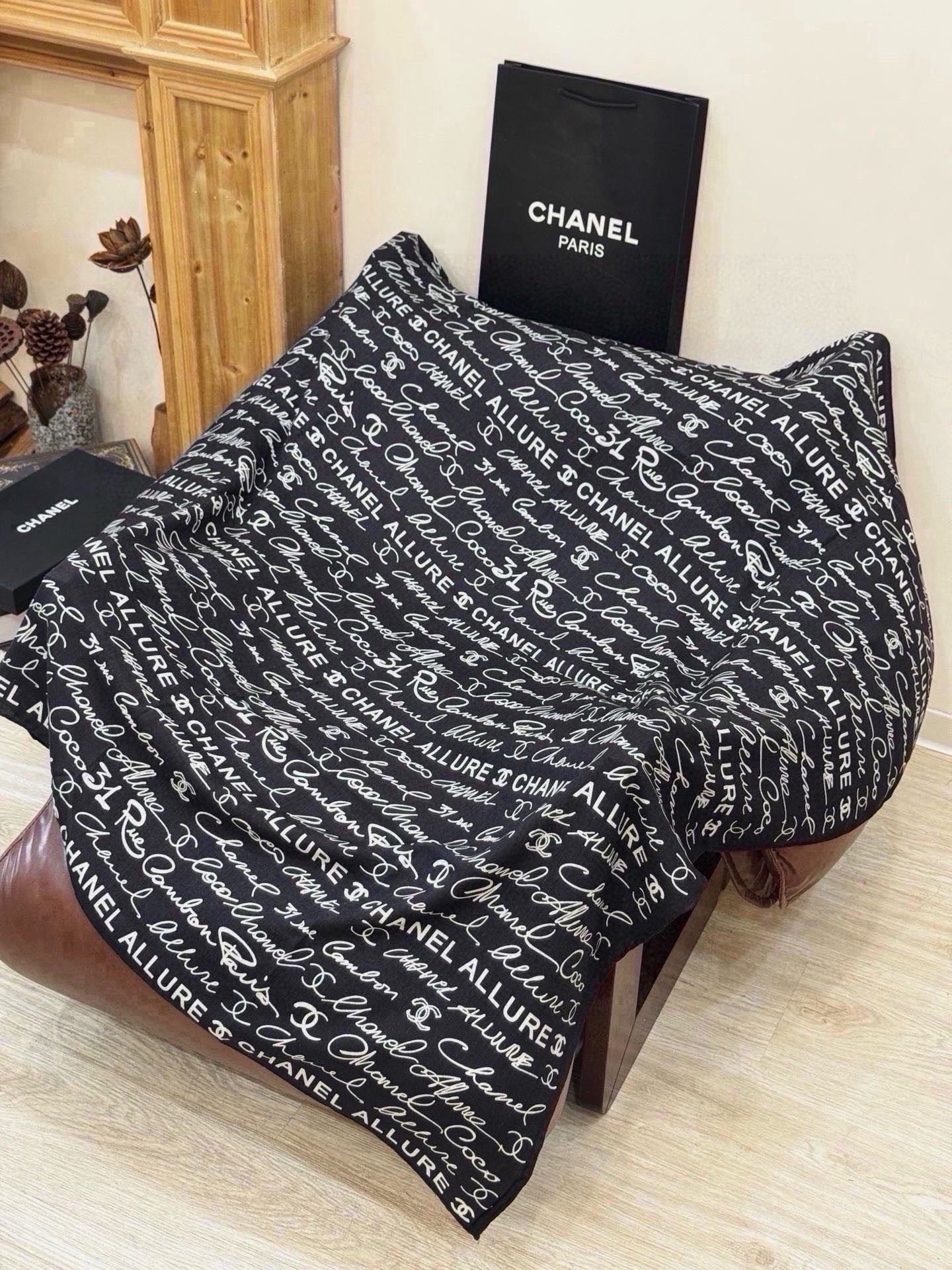Chanel-丝绒双面方巾 【140双面同色】 出道即巅峰🐂火爆到一条难求🖤 高级感十足的字母CC，和一切经典元素争锋的