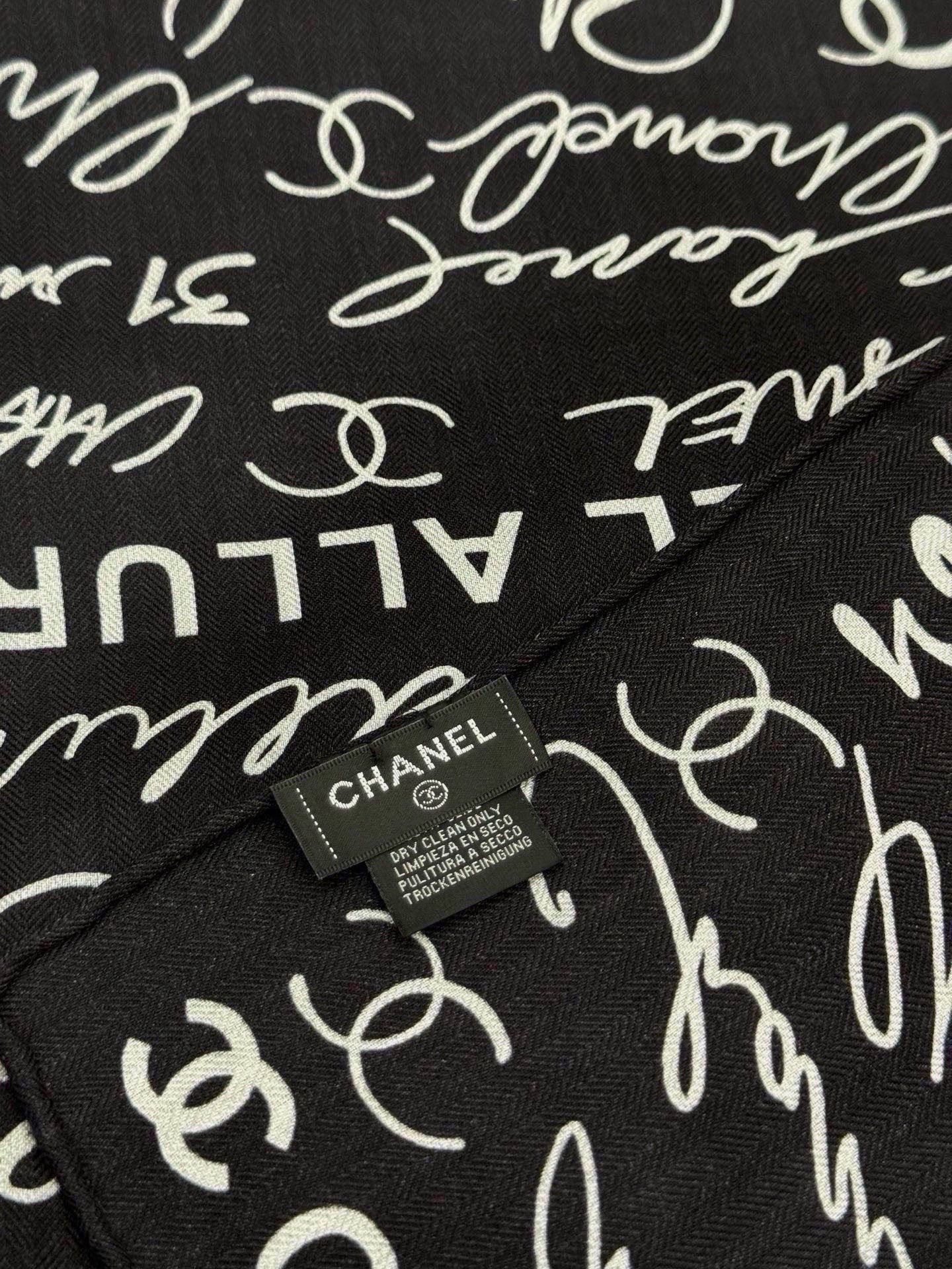 Chanel-丝绒双面方巾 【140双面同色】 出道即巅峰🐂火爆到一条难求🖤 高级感十足的字母CC，和一切经典元素争锋的
