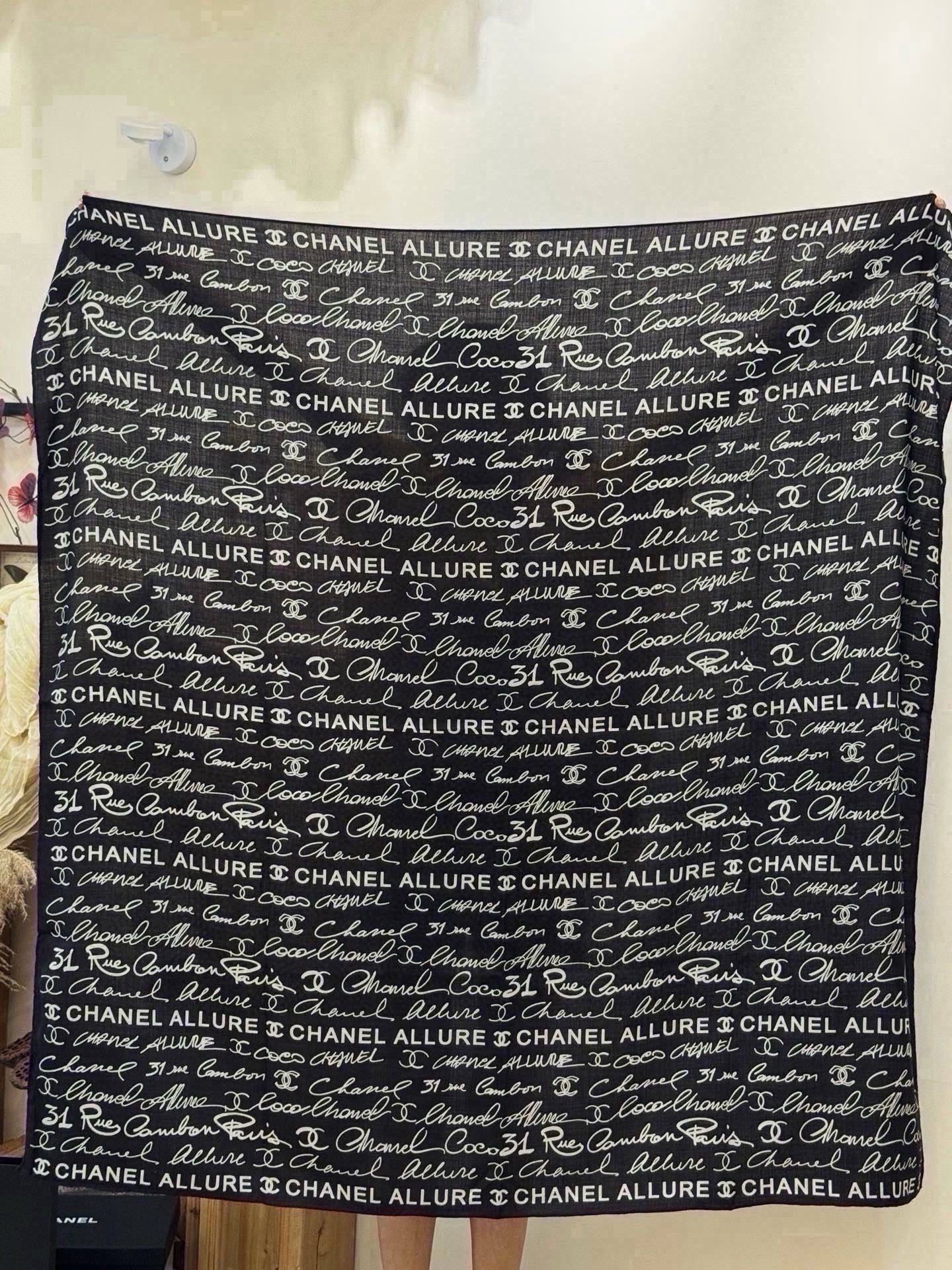 Chanel-丝绒双面方巾 【140双面同色】 出道即巅峰🐂火爆到一条难求🖤 高级感十足的字母CC，和一切经典元素争锋的