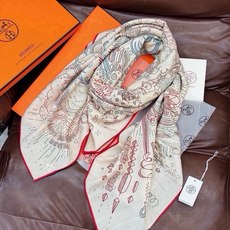 “正在接通中”140方巾~Hermes 手工卷边丝绒方巾(30%桑蚕丝70%羊绒) 这款爱马仕的经典单品展现强大而迷人 “正在接通中”140方巾~Hermes 手工卷边丝绒方巾(30%桑蚕丝70%羊绒) 这款爱马仕的经典单品展现强大而迷人