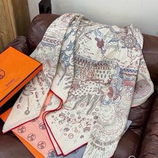 “正在接通中”140方巾~Hermes 手工卷边丝绒方巾(30%桑蚕丝70%羊绒) 这款爱马仕的经典单品展现强大而迷人 “正在接通中”140方巾~Hermes 手工卷边丝绒方巾(30%桑蚕丝70%羊绒) 这款爱马仕的经典单品展现强大而迷人