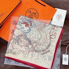 “正在接通中”140方巾~Hermes 手工卷边丝绒方巾(30%桑蚕丝70%羊绒) 这款爱马仕的经典单品展现强大而迷人 “正在接通中”140方巾~Hermes 手工卷边丝绒方巾(30%桑蚕丝70%羊绒) 这款爱马仕的经典单品展现强大而迷人