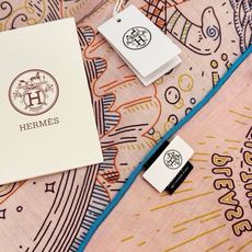 “正在接通中”140方巾~Hermes 手工卷边丝绒方巾(30%桑蚕丝70%羊绒) 这款爱马仕的经典单品展现强大而迷人 “正在接通中”140方巾~Hermes 手工卷边丝绒方巾(30%桑蚕丝70%羊绒) 这款爱马仕的经典单品展现强大而迷人