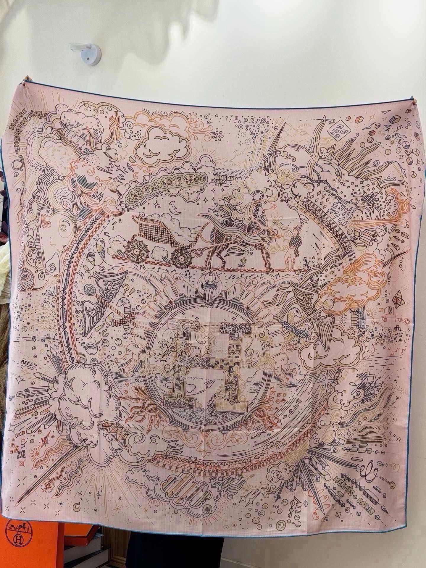 “正在接通中”140方巾~Hermes 手工卷边丝绒方巾(30%桑蚕丝70%羊绒) 这款爱马仕的经典单品展现强大而迷人 “正在接通中”140方巾~Hermes 手工卷边丝绒方巾(30%桑蚕丝70%羊绒) 这款爱马仕的经典单品展现强大而迷人
