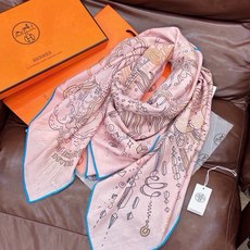 “正在接通中”140方巾~Hermes 手工卷边丝绒方巾(30%桑蚕丝70%羊绒) 这款爱马仕的经典单品展现强大而迷人 “正在接通中”140方巾~Hermes 手工卷边丝绒方巾(30%桑蚕丝70%羊绒) 这款爱马仕的经典单品展现强大而迷人