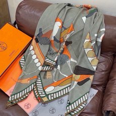 “全速前进”140双面丝绒披肩 手工卷边丝绒方巾(30%桑蚕丝70%羊绒) 这款经典单品展现强大而迷人的女性魅力精髓。此 “全速前进”140双面丝绒披肩 手工卷边丝绒方巾(30%桑蚕丝70%羊绒) 这款经典单品展现强大而迷人的女性魅力精髓。此