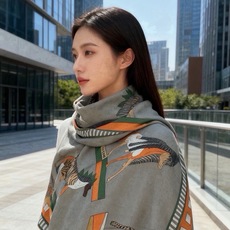 “全速前进”140双面丝绒披肩 手工卷边丝绒方巾(30%桑蚕丝70%羊绒) 这款经典单品展现强大而迷人的女性魅力精髓。此 “全速前进”140双面丝绒披肩 手工卷边丝绒方巾(30%桑蚕丝70%羊绒) 这款经典单品展现强大而迷人的女性魅力精髓。此