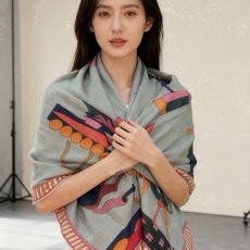 “全速前进”140双面丝绒披肩 手工卷边丝绒方巾(30%桑蚕丝70%羊绒) 这款经典单品展现强大而迷人的女性魅力精髓。此 “全速前进”140双面丝绒披肩 手工卷边丝绒方巾(30%桑蚕丝70%羊绒) 这款经典单品展现强大而迷人的女性魅力精髓。此
