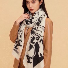 高级成衣系列~Chanel 【140双面同色丝绒披肩】 此系列谱写一曲自由轻灵的赞歌 本系列作品创新演绎品牌的风格符号 高级成衣系列~Chanel 【140双面同色丝绒披肩】 此系列谱写一曲自由轻灵的赞歌 本系列作品创新演绎品牌的风格符号