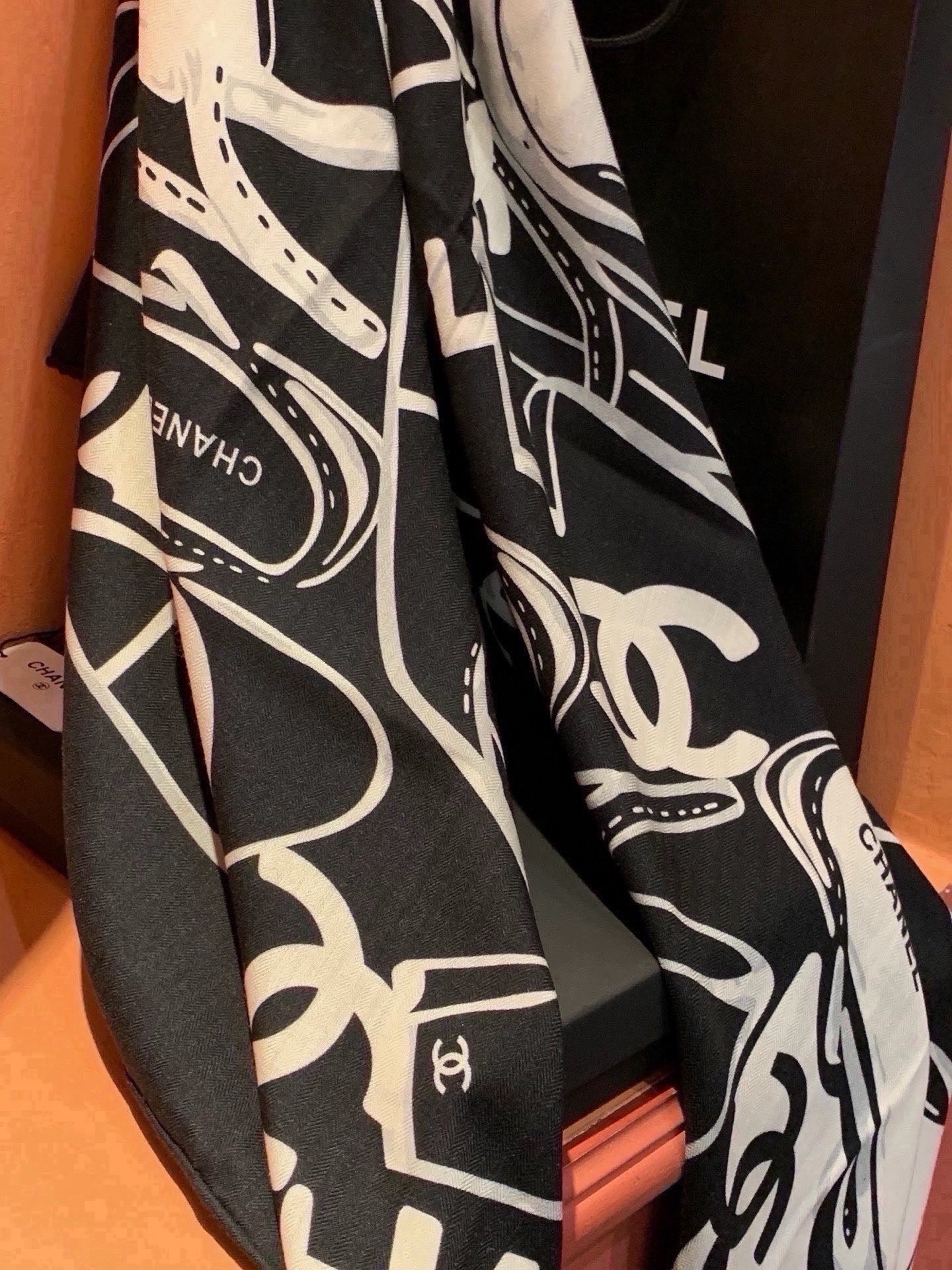 高级成衣系列～Chanel  【140双面同色丝绒披肩】 此系列谱写一曲自由轻灵的赞歌 本系列作品创新演绎品牌的风格符号