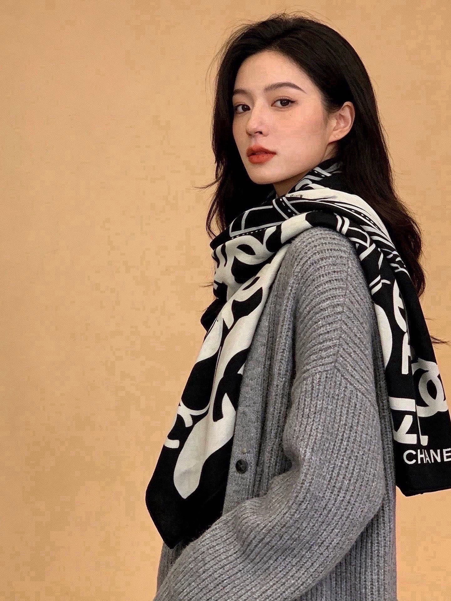 高级成衣系列～Chanel  【140双面同色丝绒披肩】 此系列谱写一曲自由轻灵的赞歌 本系列作品创新演绎品牌的风格符号