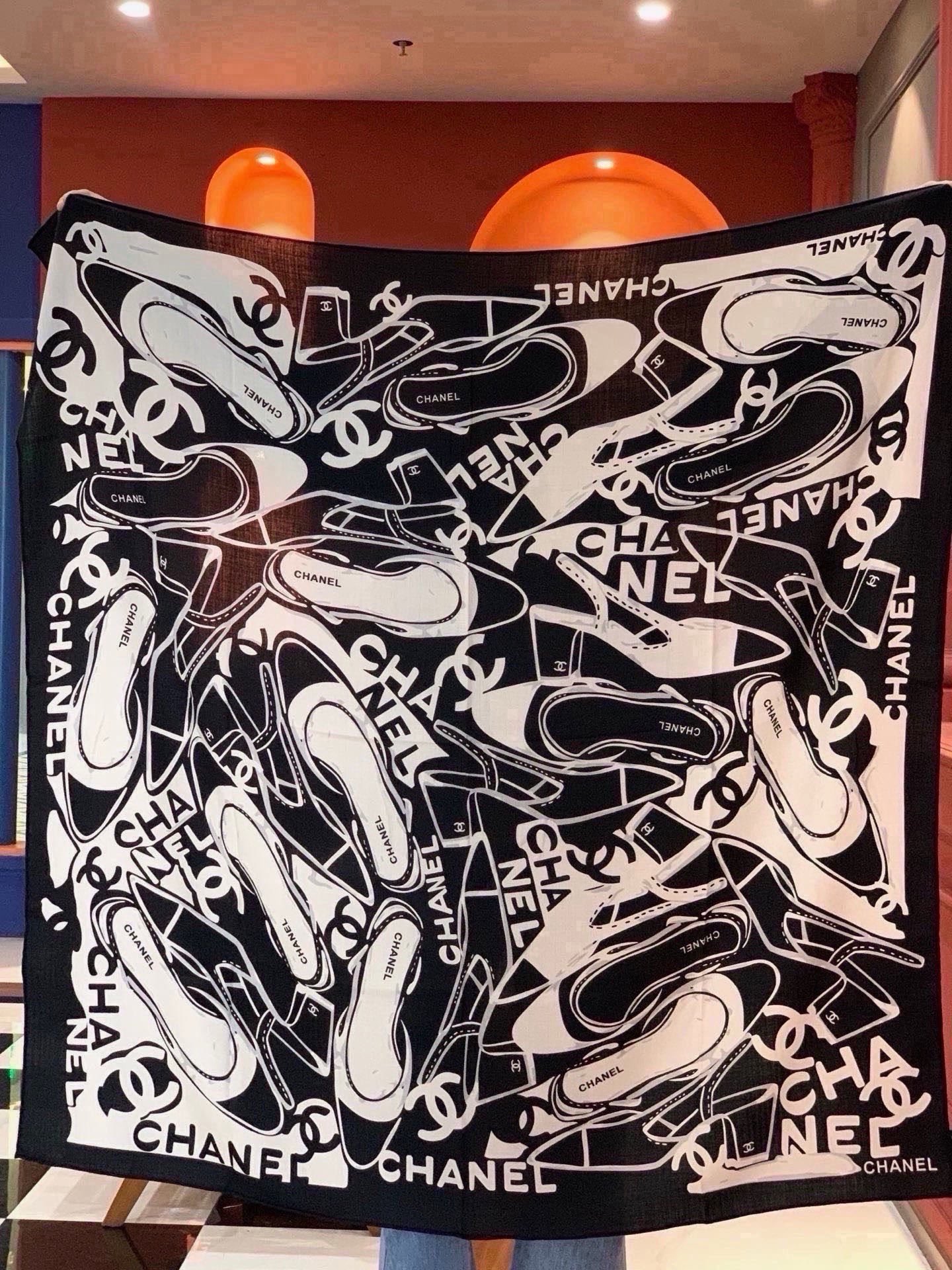 高级成衣系列～Chanel  【140双面同色丝绒披肩】 此系列谱写一曲自由轻灵的赞歌 本系列作品创新演绎品牌的风格符号
