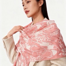 高级成衣系列~Chanel 【140双面同色丝绒披肩】 此系列谱写一曲自由轻灵的赞歌 本系列作品创新演绎品牌的风格符号 高级成衣系列~Chanel 【140双面同色丝绒披肩】 此系列谱写一曲自由轻灵的赞歌 本系列作品创新演绎品牌的风格符号