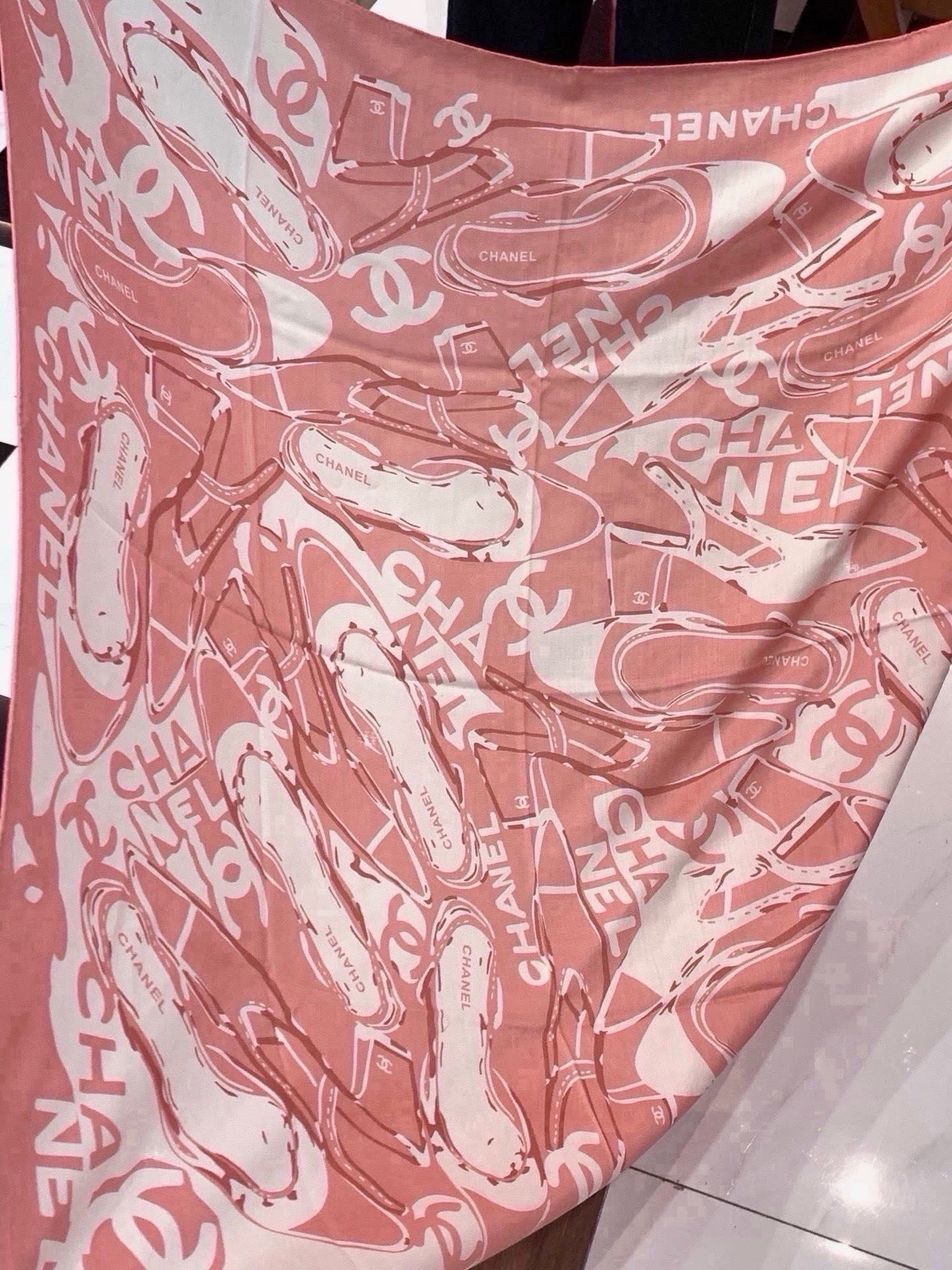 高级成衣系列~Chanel 【140双面同色丝绒披肩】 此系列谱写一曲自由轻灵的赞歌 本系列作品创新演绎品牌的风格符号 高级成衣系列~Chanel 【140双面同色丝绒披肩】 此系列谱写一曲自由轻灵的赞歌 本系列作品创新演绎品牌的风格符号