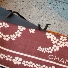 高级成衣系列~Chanel 【140双面同色丝绒披肩】 此系列谱写一曲自由轻灵的赞歌 本系列作品创新演绎品牌的风格符号 高级成衣系列~Chanel 【140双面同色丝绒披肩】 此系列谱写一曲自由轻灵的赞歌 本系列作品创新演绎品牌的风格符号