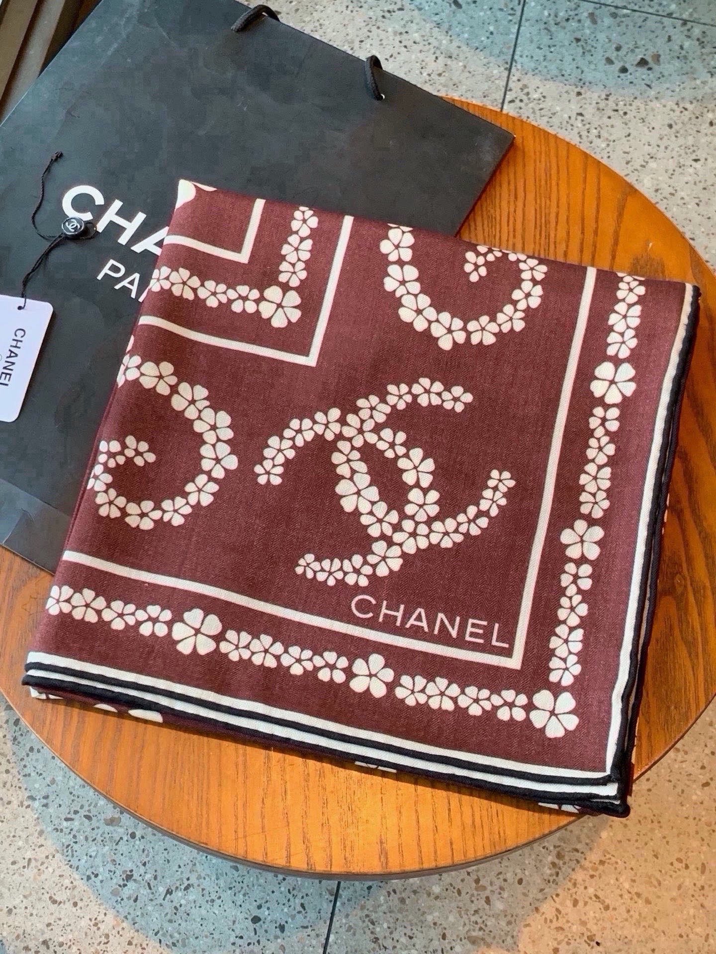 高级成衣系列~Chanel 【140双面同色丝绒披肩】 此系列谱写一曲自由轻灵的赞歌 本系列作品创新演绎品牌的风格符号 高级成衣系列~Chanel 【140双面同色丝绒披肩】 此系列谱写一曲自由轻灵的赞歌 本系列作品创新演绎品牌的风格符号
