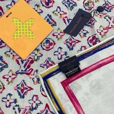 LV x TM 140披肩 【140顶级丝绒双面同色披肩】 本款L Multicolor披肩出自路易威登与知名日本艺术家 LV x TM 140披肩 【140顶级丝绒双面同色披肩】 本款L Multicolor披肩出自路易威登与知名日本艺术家