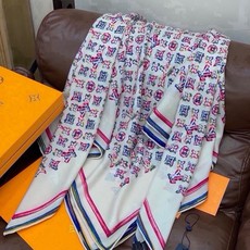 LV x TM 140披肩 【140顶级丝绒双面同色披肩】 本款L Multicolor披肩出自路易威登与知名日本艺术家 LV x TM 140披肩 【140顶级丝绒双面同色披肩】 本款L Multicolor披肩出自路易威登与知名日本艺术家