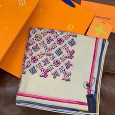 LV x TM 140披肩 【140顶级丝绒双面同色披肩】 本款L Multicolor披肩出自路易威登与知名日本艺术家 LV x TM 140披肩 【140顶级丝绒双面同色披肩】 本款L Multicolor披肩出自路易威登与知名日本艺术家