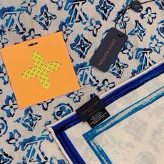 LV x TM 140披肩 【140顶级丝绒双面同色披肩】 本款L Multicolor披肩出自路易威登与知名日本艺术家 LV x TM 140披肩 【140顶级丝绒双面同色披肩】 本款L Multicolor披肩出自路易威登与知名日本艺术家