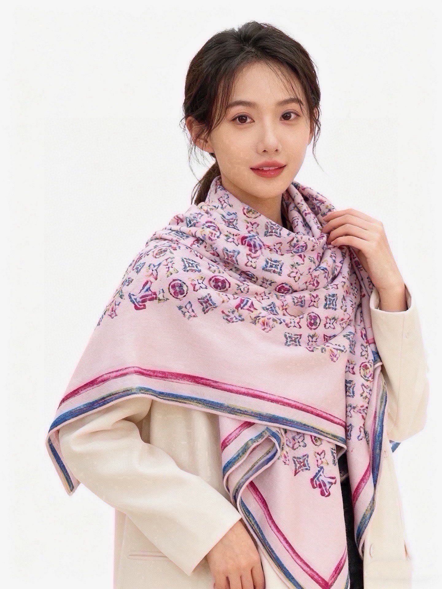 LV x TM 140披肩 【140顶级丝绒双面同色披肩】 本款L Multicolor披肩出自路易威登与知名日本艺术家