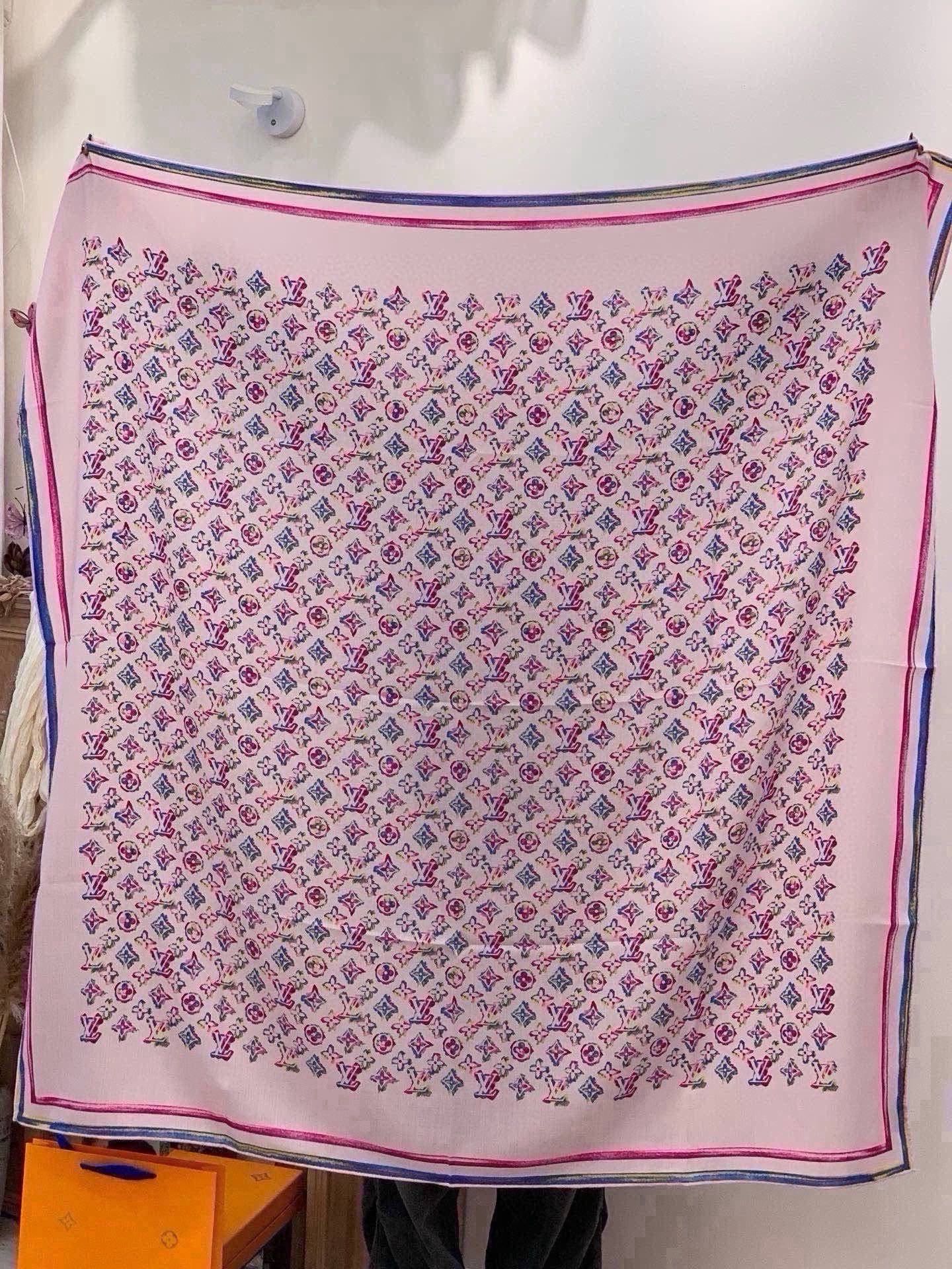 LV x TM 140披肩 【140顶级丝绒双面同色披肩】 本款L Multicolor披肩出自路易威登与知名日本艺术家