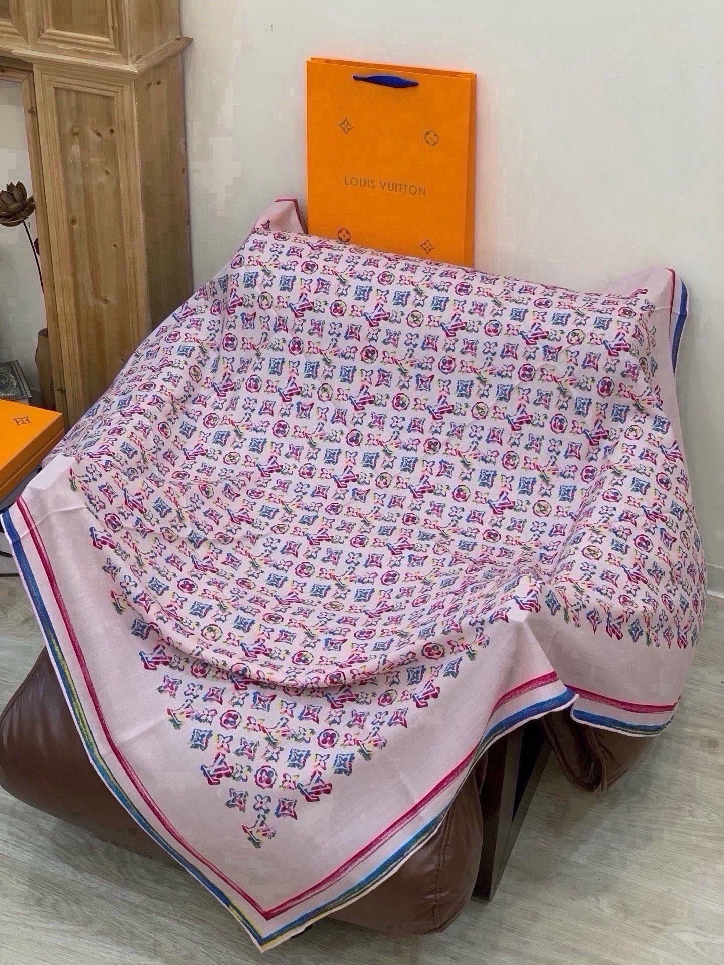 LV x TM 140披肩 【140顶级丝绒双面同色披肩】 本款L Multicolor披肩出自路易威登与知名日本艺术家