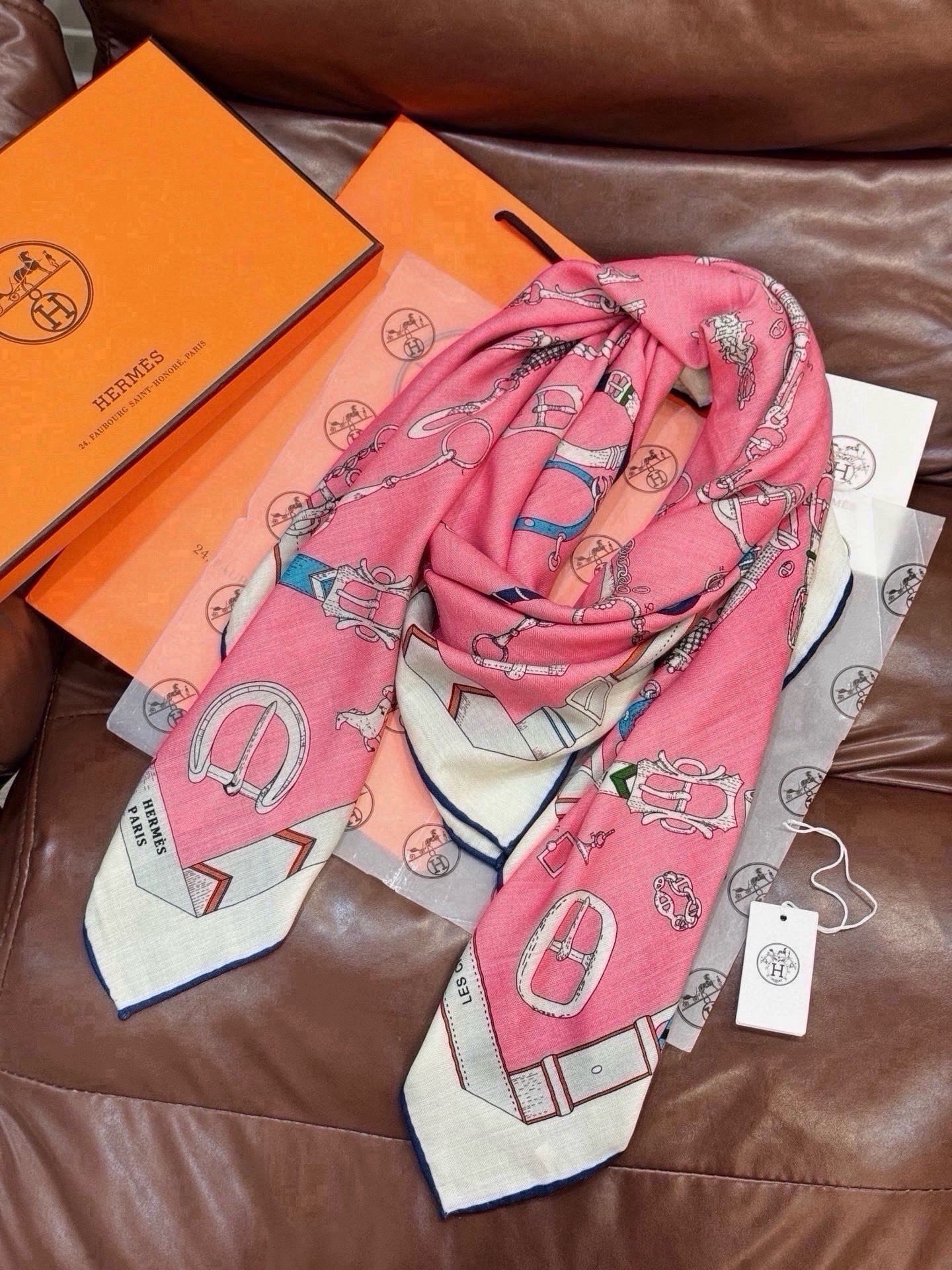 羊绒新款🆕👏👏买了都说好看‼️推荐💕爱马仕双面同色羊绒方巾【跃动的马儿双面同色140】，顶级工艺超值‼️爱马仕专柜爆款🎁