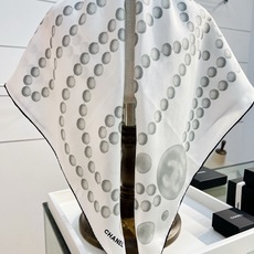 Chanel 90丝巾 新品 18mm顶级真丝双面同色印花 经典的包包鞋子饰品设计 永远是香家最不可错过的时尚单品 高级 Chanel 90丝巾 新品 18mm顶级真丝双面同色印花 经典的包包鞋子饰品设计 永远是香家最不可错过的时尚单品 高级