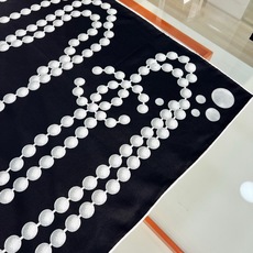 Chanel 90丝巾 新品 18mm顶级真丝双面同色印花 经典的包包鞋子饰品设计 永远是香家最不可错过的时尚单品 高级 Chanel 90丝巾 新品 18mm顶级真丝双面同色印花 经典的包包鞋子饰品设计 永远是香家最不可错过的时尚单品 高级