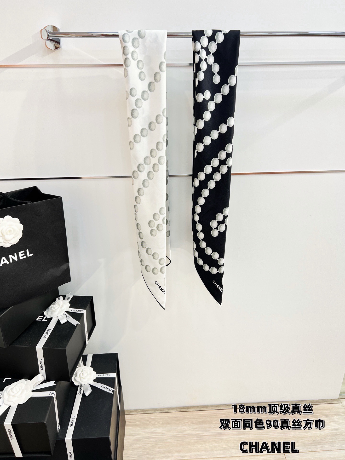 Chanel 90丝巾 新品 18mm顶级真丝双面同色印花 经典的包包鞋子饰品设计 永远是香家最不可错过的时尚单品 高级 Chanel 90丝巾 新品 18mm顶级真丝双面同色印花 经典的包包鞋子饰品设计 永远是香家最不可错过的时尚单品 高级