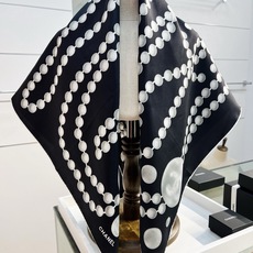 Chanel 90丝巾 新品 18mm顶级真丝双面同色印花 经典的包包鞋子饰品设计 永远是香家最不可错过的时尚单品 高级 Chanel 90丝巾 新品 18mm顶级真丝双面同色印花 经典的包包鞋子饰品设计 永远是香家最不可错过的时尚单品 高级