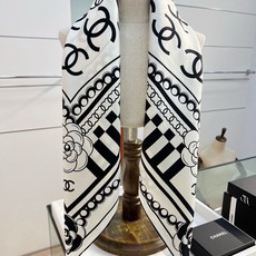 Chanel 26c~ 【18mm顶级双面真丝印花丝巾】 设计元素主要是cclogo、珍珠、山茶花 非常经典的设计、不挑 Chanel 26c~ 【18mm顶级双面真丝印花丝巾】 设计元素主要是cclogo、珍珠、山茶花 非常经典的设计、不挑